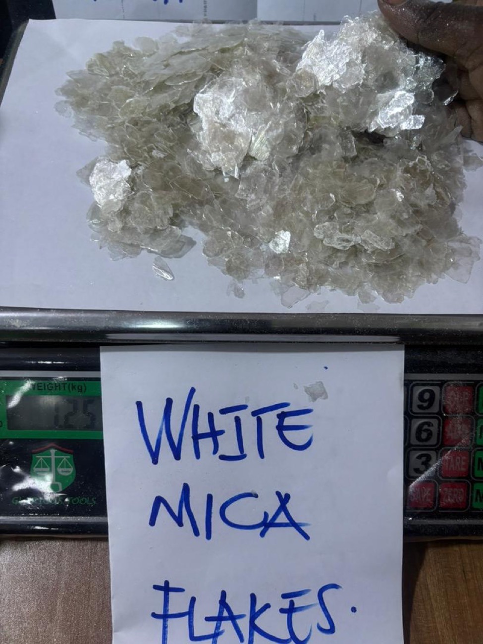 White mica flakes cluster
