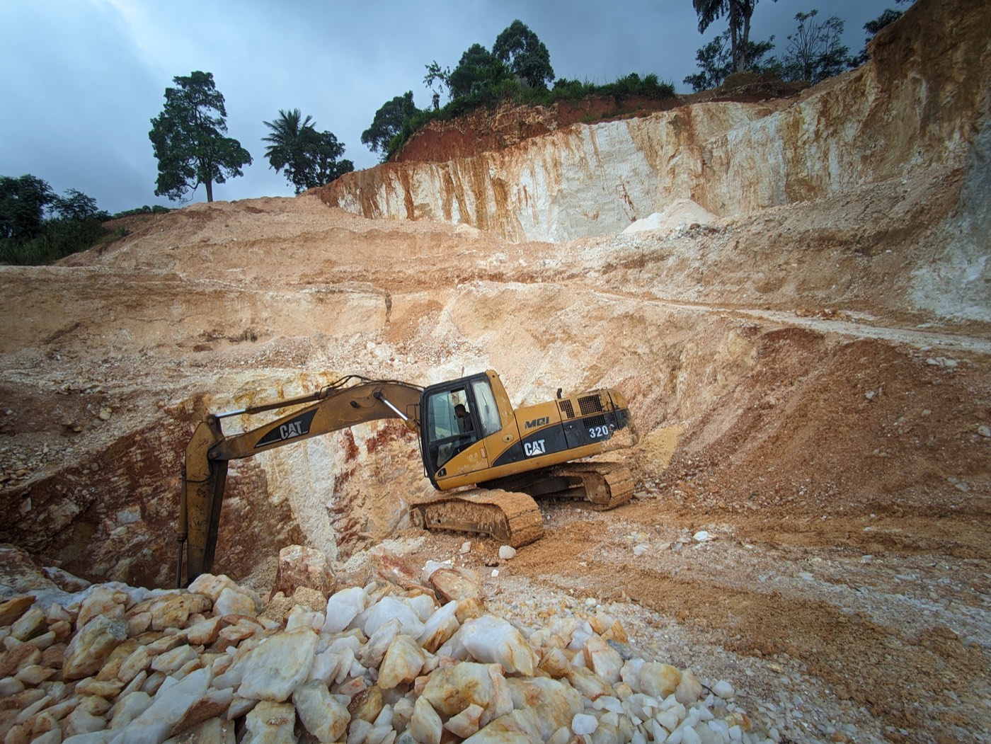 CAT excavator at the quartz extraction face