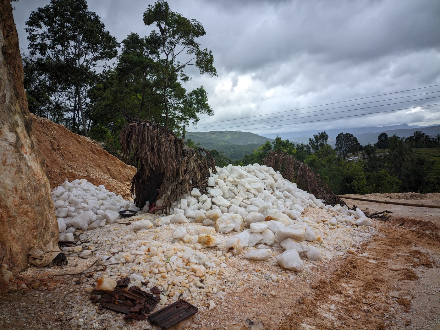 White silica quartz heap from the active operation